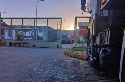 Lanzaron una bomba molotov contra un camin en Villa Gobernador Glvez - El camin fue atacado cuando ingresaba al playn de estacionamiento del frigorfico. - 