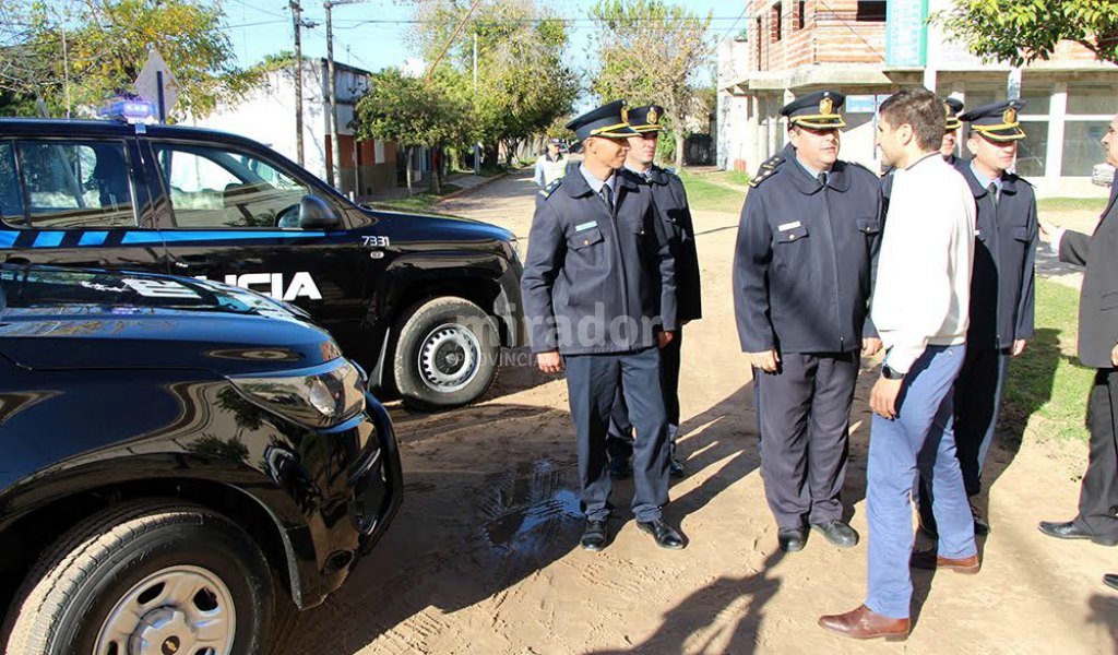 El ministro Pullaro hizo entrega de camionetas para los departamentos Garay y San Javier
