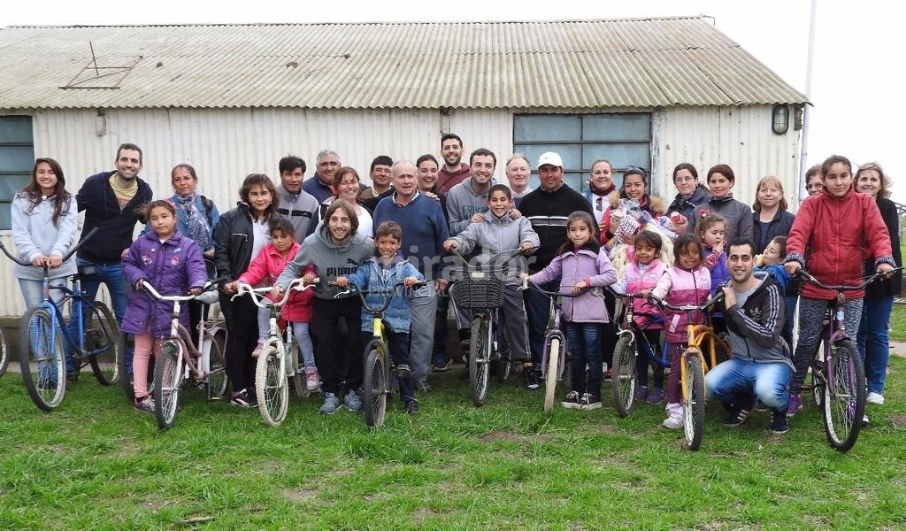 Los vieron rer: alumnos de una escuela rural ya tienen sus bicis