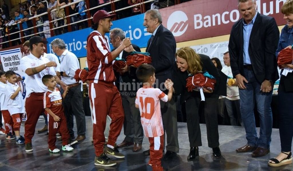 Rosario: entrega de 3.000 camisetas a jugadores de ftbol infantil
