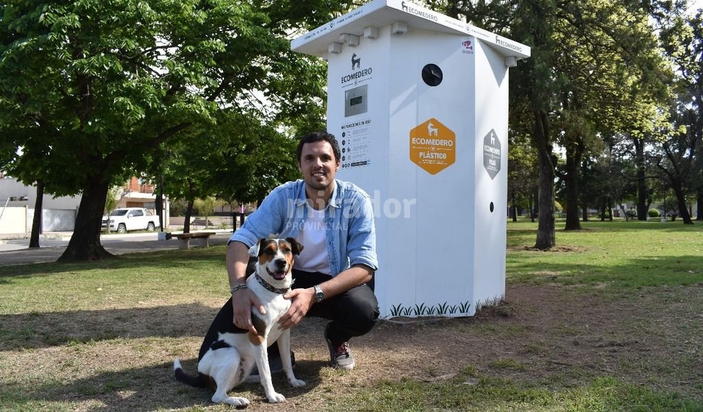 Crearon un equipo que entrega agua y alimento para perros a cambio de basura reciclable