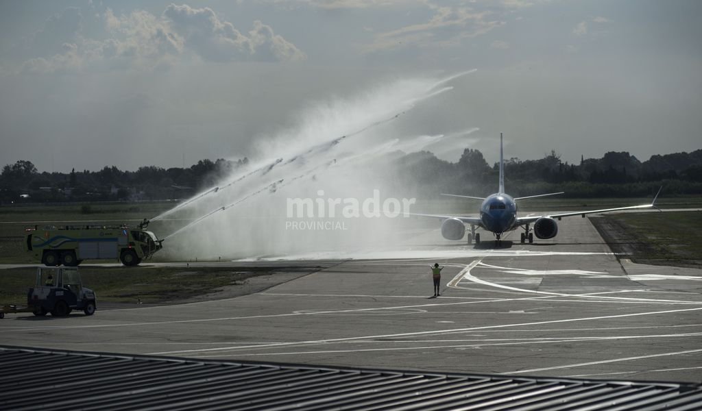 Aerolneas aterriz en Rosario el avin ms moderno del mercado