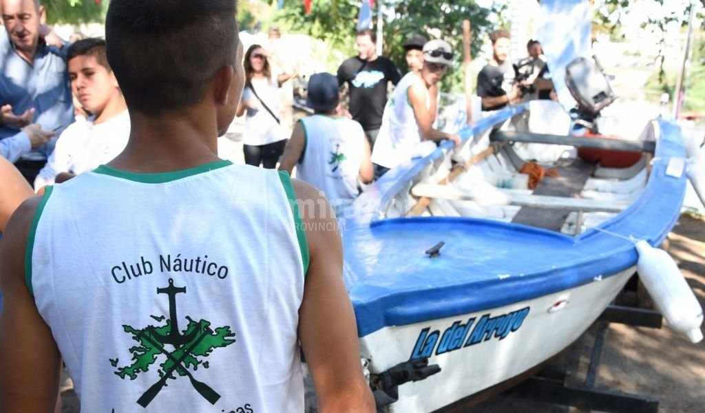 Rosario: cruce del Paran con canoa reparada desde el Nueva Oportunidad