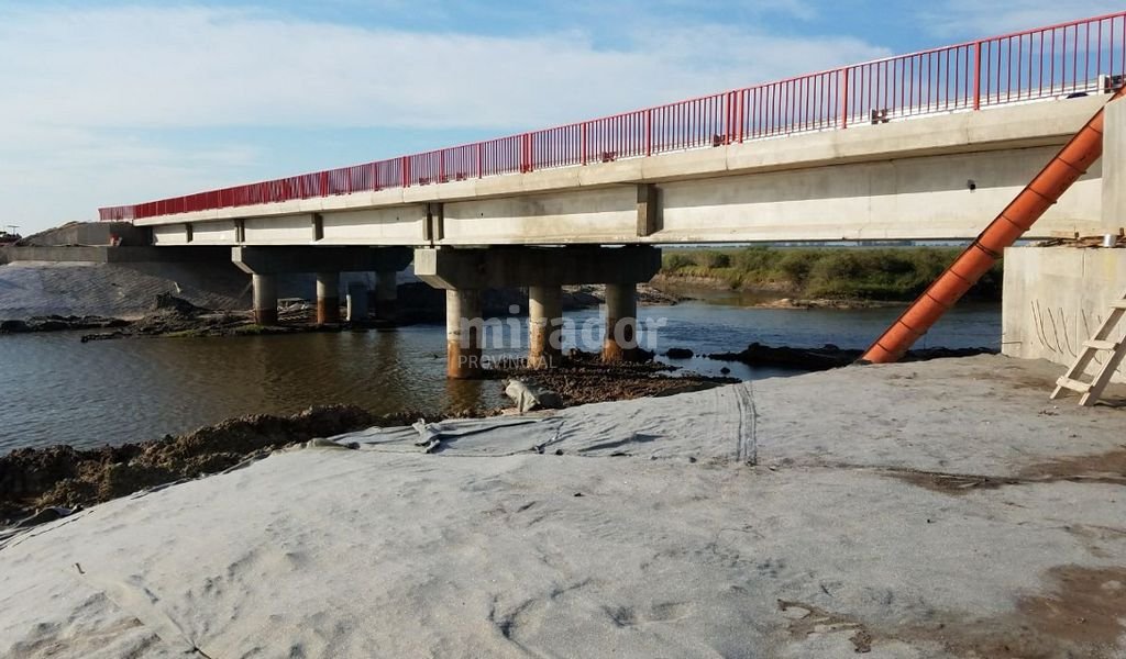 Construccin del puente nuevo sobre el arroyo Saladillo Amargo