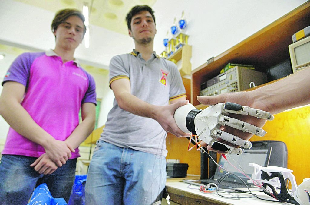 Estudiantes paranaenses construyeron un brazo binico