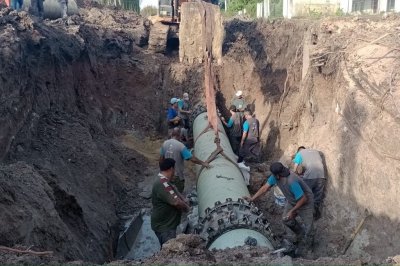 Finaliz� la reparaci�n de ca�o maestro de agua potable en calle Echeverr�a
