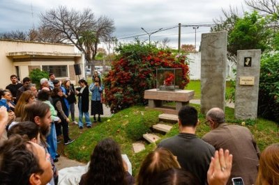 Homenaje a Rita "La Salvaje"  En el cementerio de Rosario 