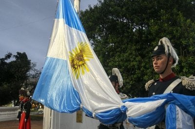 Izaron la Bandera Argentina en la plaza 1 de Mayo