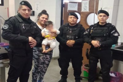 Tres policías salvaron la vida de un bebé  Villa Gobernador Gálvez