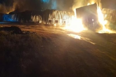 Incendio destruy una fbrica de colchones en el Parque Industrial