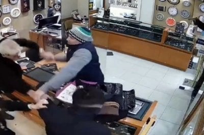 Violento robo con armas en una joyería del centro de Rosario Video