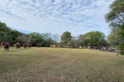 Cabaa "El Amargo" abri sus tranqueras  