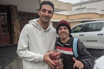 Un periodista corondino viaj a ver a Scaloni y le regal frutillas