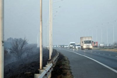 Impactante incendio en la Autopista Rosario - Santa Fe: caos vehicular en la zona