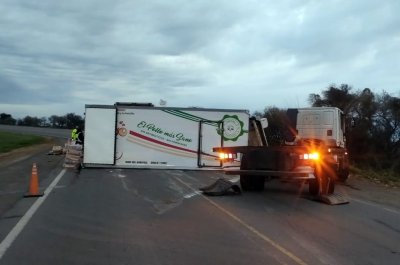 El acoplado de un camin volc al ingresar a la autopista Santa Fe - Rosario