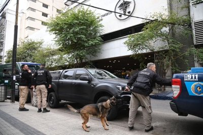 Por amenaza de bomba, evacuaron el edificio donde Milei iba a dar un discurso