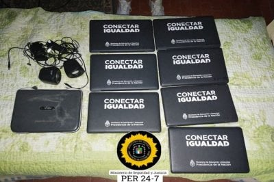 La polica recuper diez netbooks robadas de la Escuela de Comercio