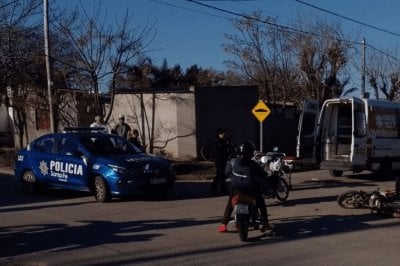 Una moto choc con una camioneta y una beba de un ao sufri una grave fractura