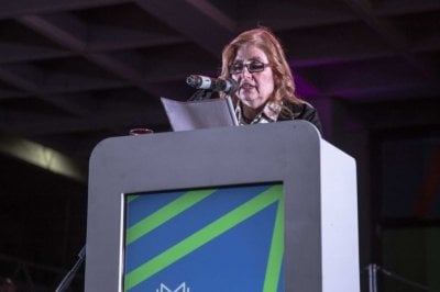 Bea Vignoli abrió la Feria del Libro de Rosario: "Libros como hacha que quiebre el mar helado" Una performance rockera