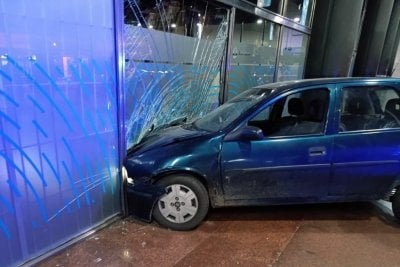 Conductor estrelló su auto contra un banco de Rosario Aseguran que fue intencional