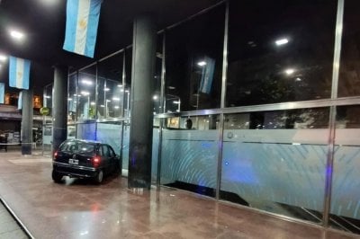 Conductor estrell su auto contra un banco de Rosario