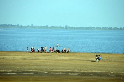 Video: peligrosas picadas de motos en una playa santafesina