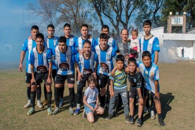 La campaa y el plantel de 9 de Julio y Polideportivo, ganadores del Clausura 