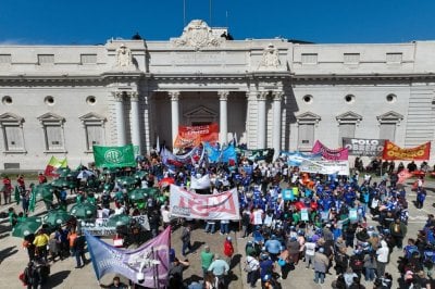 Con graves incidentes afuera, se aprob la Ley de Reforma Previsional en Santa Fe