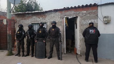 Ocho detenidos y secuestro de drogas, armas y dinero en mltiples allanamientos en Rosario