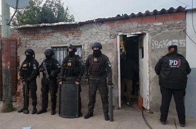 Ocho detenidos y secuestro de drogas, armas y dinero en múltiples allanamientos en Rosario Megaoperativo