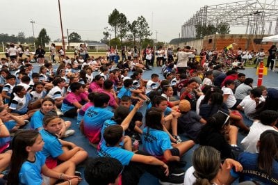 Cientos de estudiantes primarios festejaron su da en el playn municipal