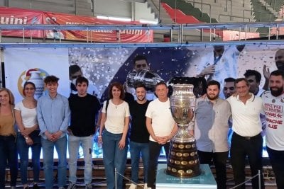 Un día muy especial en Las Parejas con las copas de AFA En el gimnasio del club Sportivo