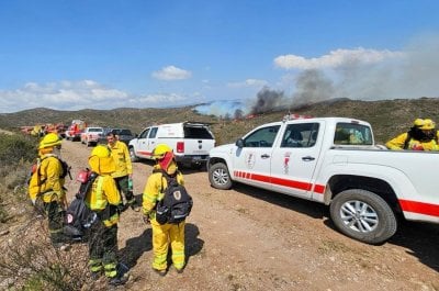 Combate al fuego: intenso trabajo de brigadistas santafesinos en los incendios de Crdoba