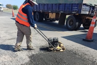 Tras los reclamos de vecinos, realizan un bacheo preventivo en la ruta 33 entre Pujato y Casilda