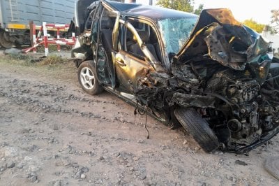 Un auto qued en medio de la va cuando vena el tren: la conductora logr salir antes del impacto