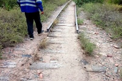 Allanaron viviendas y un aserradero por el robo de vas del ferrocarril