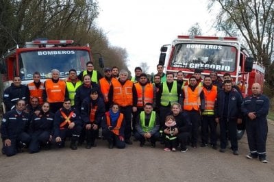 De no creer: bomberos combatan un incendio y fueron atacados a piedrazos