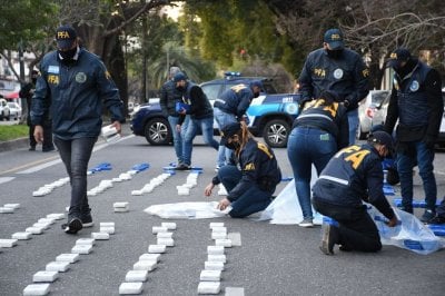 Rosario: quedaron presos los 8 policías que inventaron procedimiento y robaron 15 kilos de cocaína Procedimiento ilegal