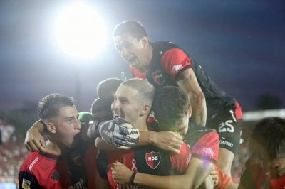 Explot el Coloso: Newells se qued con la victoria ante Lans en tiempo de descuento