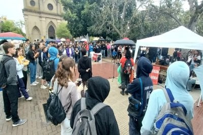 Tras una asamblea se realizó un ruidazo frente a la Casa de Gobierno Paraná