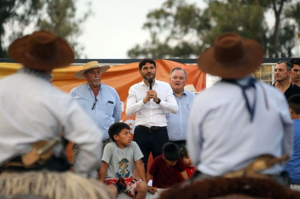 Pullaro entreg aportes durante una recorrida por fiestas regionales