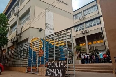 Docentes y estudiantes tomaron la Facultad de Trabajo Social en Paraná  Será hasta el jueves  