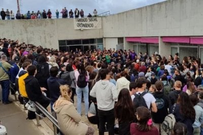  Financiamiento universitario: estudiantes de la UNR se manifestaron a favor de la toma 