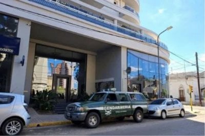 Allanaron tres viviendas, un departamento y un comercio, por presunta venta de antenas truchas