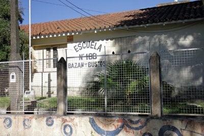  Un alumno apual a otro a la salida de una escuela en Paran