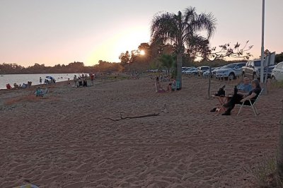 El calor adelant el uso de las playas en Santa Ana