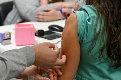 Personal de salud, penitenciario, policial y bomberos reciben la vacuna contra el dengue