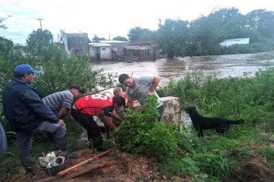 Calles anegadas y autoevacuados por la lluvia en Chajar