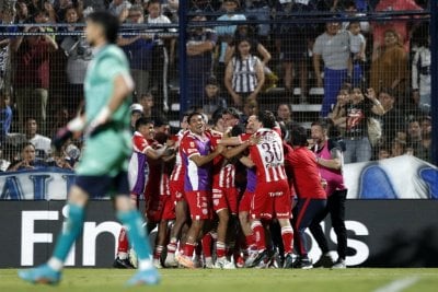 Unión ganó con el tiro del final y volvió a meterse en puestos de Sudamericana Emotivo encuentro