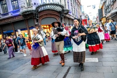 Msica y color en el tradicional desfile de Colectividades por el centro rosarino